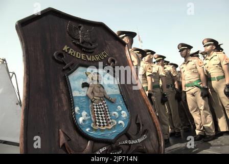 Des cadets de la marine indonésienne font la queue pour marcher sur l'échelle pour se rendre à KRI Dewaruci (Dewa Ruci), un grand navire indonésien, tandis que la goélette de type barquentine est ouverte aux visiteurs du port de Kolinlamil (port de la marine) à Tanjung Priok, dans le nord de Jakarta, en Indonésie. Banque D'Images