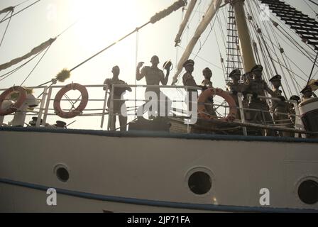 Les officiers de la marine indonésienne sont photographiés sous un soleil éclatant alors qu'ils se trouvent sur le pont de KRI Dewaruci (Dewa Ruci), un grand navire indonésien, après l'ouverture de la goélette de type barquentine pour les visiteurs publics au port de Kolinlamil (port de la marine) à Tanjung Priok, dans le nord de Jakarta, Jakarta, en Indonésie. Banque D'Images