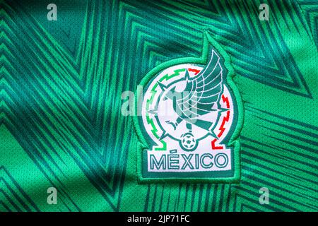 Calgary, Alberta, Canada. 15 août 2022. Gros plan sur les logos nationaux verts du maillot mexicain. Banque D'Images