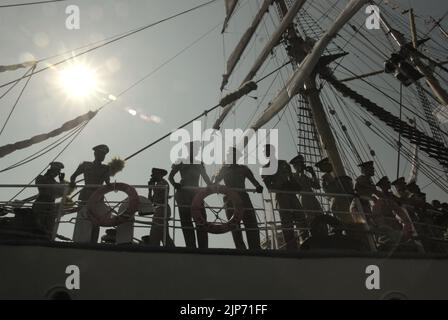 Les officiers de la marine indonésienne sont photographiés sous un soleil éclatant alors qu'ils se trouvent sur le pont de KRI Dewaruci (Dewa Ruci), un grand navire indonésien, après l'ouverture de la goélette de type barquentine pour les visiteurs publics au port de Kolinlamil (port de la marine) à Tanjung Priok, dans le nord de Jakarta, Jakarta, en Indonésie. Banque D'Images