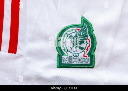 Calgary, Alberta, Canada. 15 août 2022. Gros plan sur les logos nationaux du maillot mexicain blanc. Banque D'Images