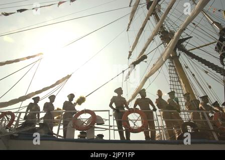 Les officiers de la marine indonésienne sont photographiés sous un soleil éclatant alors qu'ils se trouvent sur le pont de KRI Dewaruci (Dewa Ruci), un grand navire indonésien, après l'ouverture de la goélette de type barquentine pour les visiteurs publics au port de Kolinlamil (port de la marine) à Tanjung Priok, dans le nord de Jakarta, Jakarta, en Indonésie. Banque D'Images