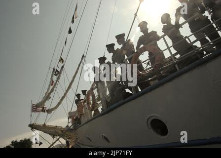 Les officiers de la marine indonésienne sont photographiés sous un soleil éclatant alors qu'ils se trouvent sur le pont de KRI Dewaruci (Dewa Ruci), un grand navire indonésien, après l'ouverture de la goélette de type barquentine pour les visiteurs publics au port de Kolinlamil (port de la marine) à Tanjung Priok, dans le nord de Jakarta, Jakarta, en Indonésie. Banque D'Images