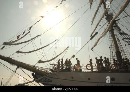 Les officiers de la marine indonésienne sont photographiés sous un soleil éclatant alors qu'ils se trouvent sur le pont de KRI Dewaruci (Dewa Ruci), un grand navire indonésien, après l'ouverture de la goélette de type barquentine pour les visiteurs publics au port de Kolinlamil (port de la marine) à Tanjung Priok, dans le nord de Jakarta, Jakarta, en Indonésie. Banque D'Images