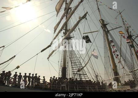 Les officiers de la marine indonésienne sont photographiés sous un soleil éclatant alors qu'ils se trouvent sur le pont de KRI Dewaruci (Dewa Ruci), un grand navire indonésien, après l'ouverture de la goélette de type barquentine pour les visiteurs publics au port de Kolinlamil (port de la marine) à Tanjung Priok, dans le nord de Jakarta, Jakarta, en Indonésie. Banque D'Images