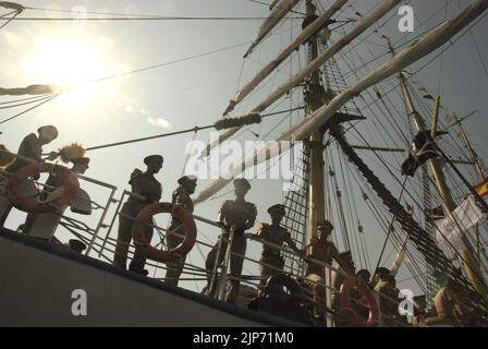 Les officiers de la marine indonésienne sont photographiés sous un soleil éclatant alors qu'ils se trouvent sur le pont de KRI Dewaruci (Dewa Ruci), un grand navire indonésien, après l'ouverture de la goélette de type barquentine pour les visiteurs publics au port de Kolinlamil (port de la marine) à Tanjung Priok, dans le nord de Jakarta, Jakarta, en Indonésie. Banque D'Images