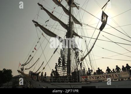 Les cadets de la marine indonésienne se mettent en position pour commencer à faire du Au revoir alors que KRI Dewaruci (Dewa Ruci), un grand navire indonésien, établit une voile après l'ouverture de la goélette de type barquentine pour les visiteurs publics au port de Kolinlamil (port de la marine) à Tanjung Priok, dans le nord de Jakarta, en Indonésie. Banque D'Images