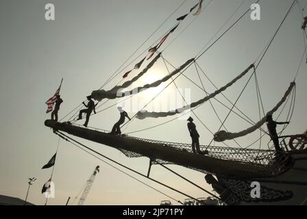 Les cadets de la marine indonésienne se mettent en position pour commencer à faire du Au revoir alors que KRI Dewaruci (Dewa Ruci), un grand navire indonésien, établit une voile après l'ouverture de la goélette de type barquentine pour les visiteurs publics au port de Kolinlamil (port de la marine) à Tanjung Priok, dans le nord de Jakarta, en Indonésie. Banque D'Images