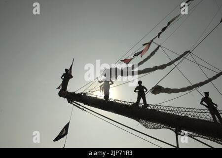 Les cadets de la marine indonésienne se mettent en position pour commencer à faire du Au revoir alors que KRI Dewaruci (Dewa Ruci), un grand navire indonésien, établit une voile après l'ouverture de la goélette de type barquentine pour les visiteurs publics au port de Kolinlamil (port de la marine) à Tanjung Priok, dans le nord de Jakarta, en Indonésie. Banque D'Images