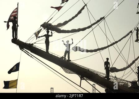 Des cadets de la marine indonésienne ordonnant Au revoir sous le nom de KRI Dewaruci (Dewa Ruci), un grand navire indonésien, embarque un bateau après l'ouverture de la goélette de type barquentine pour les visiteurs publics au port de Kolinlamil (port de la marine) à Tanjung Priok, dans le nord de Jakarta, Jakarta, en Indonésie. Banque D'Images