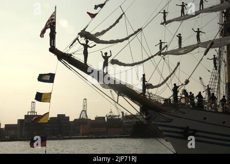 Des cadets de la marine indonésienne ordonnant Au revoir sous le nom de KRI Dewaruci (Dewa Ruci), un grand navire indonésien, embarque un bateau après l'ouverture de la goélette de type barquentine pour les visiteurs publics au port de Kolinlamil (port de la marine) à Tanjung Priok, dans le nord de Jakarta, Jakarta, en Indonésie. Banque D'Images