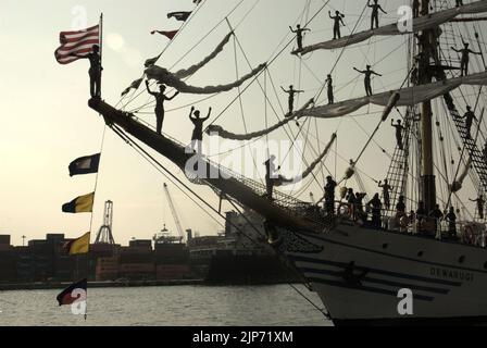 Des cadets de la marine indonésienne ordonnant Au revoir sous le nom de KRI Dewaruci (Dewa Ruci), un grand navire indonésien, embarque un bateau après l'ouverture de la goélette de type barquentine pour les visiteurs publics au port de Kolinlamil (port de la marine) à Tanjung Priok, dans le nord de Jakarta, Jakarta, en Indonésie. Banque D'Images