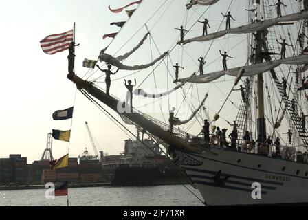 Des cadets de la marine indonésienne ordonnant Au revoir sous le nom de KRI Dewaruci (Dewa Ruci), un grand navire indonésien, embarque un bateau après l'ouverture de la goélette de type barquentine pour les visiteurs publics au port de Kolinlamil (port de la marine) à Tanjung Priok, dans le nord de Jakarta, Jakarta, en Indonésie. Banque D'Images