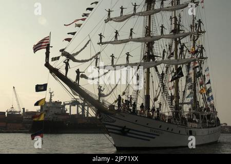 Des cadets de la marine indonésienne ordonnant Au revoir sous le nom de KRI Dewaruci (Dewa Ruci), un grand navire indonésien, embarque un bateau après l'ouverture de la goélette de type barquentine pour les visiteurs publics au port de Kolinlamil (port de la marine) à Tanjung Priok, dans le nord de Jakarta, Jakarta, en Indonésie. Banque D'Images