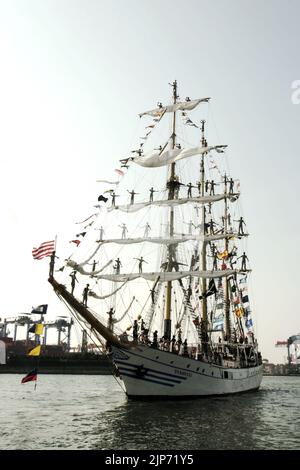 Des cadets de la marine indonésienne ordonnant Au revoir sous le nom de KRI Dewaruci (Dewa Ruci), un grand navire indonésien, embarque un bateau après l'ouverture de la goélette de type barquentine pour les visiteurs publics au port de Kolinlamil (port de la marine) à Tanjung Priok, dans le nord de Jakarta, Jakarta, en Indonésie. Banque D'Images