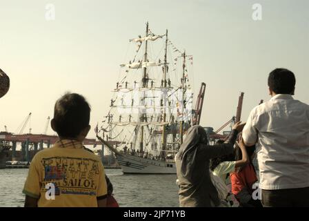 Les familles et les visiteurs ont emmené Au revoir à KRI Dewaruci (Dewa Ruci), un grand navire indonésien, comme goélette de type barquentine qui commence à naviguer après avoir été ouvert au public au port de Kolinlamil (port de la Marine) à Tanjung Priok, dans le nord de Jakarta, à Jakarta, en Indonésie. Banque D'Images