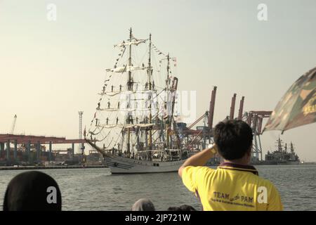 Les familles et les visiteurs ont emmené Au revoir à KRI Dewaruci (Dewa Ruci), un grand navire indonésien, comme goélette de type barquentine qui commence à naviguer après avoir été ouvert au public au port de Kolinlamil (port de la Marine) à Tanjung Priok, dans le nord de Jakarta, à Jakarta, en Indonésie. Banque D'Images