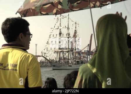 Les familles et les visiteurs ont emmené Au revoir à KRI Dewaruci (Dewa Ruci), un grand navire indonésien, comme goélette de type barquentine qui commence à naviguer après avoir été ouvert au public au port de Kolinlamil (port de la Marine) à Tanjung Priok, dans le nord de Jakarta, à Jakarta, en Indonésie. Banque D'Images