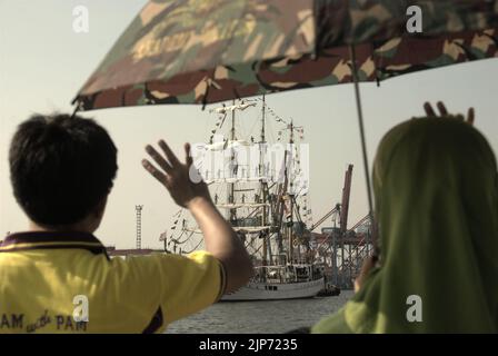 Les familles et les visiteurs ont emmené Au revoir à KRI Dewaruci (Dewa Ruci), un grand navire indonésien, comme goélette de type barquentine qui commence à naviguer après avoir été ouvert au public au port de Kolinlamil (port de la Marine) à Tanjung Priok, dans le nord de Jakarta, à Jakarta, en Indonésie. Banque D'Images