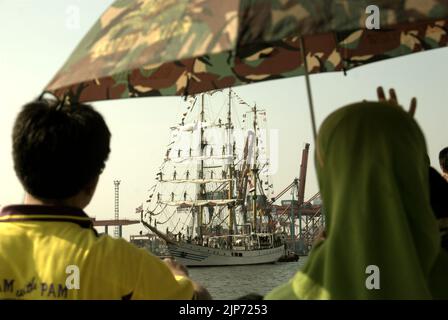 Les familles et les visiteurs ont emmené Au revoir à KRI Dewaruci (Dewa Ruci), un grand navire indonésien, comme goélette de type barquentine qui commence à naviguer après avoir été ouvert au public au port de Kolinlamil (port de la Marine) à Tanjung Priok, dans le nord de Jakarta, à Jakarta, en Indonésie. Banque D'Images