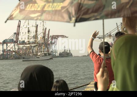 Les familles et les visiteurs ont emmené Au revoir à KRI Dewaruci (Dewa Ruci), un grand navire indonésien, comme goélette de type barquentine qui commence à naviguer après avoir été ouvert au public au port de Kolinlamil (port de la Marine) à Tanjung Priok, dans le nord de Jakarta, à Jakarta, en Indonésie. Banque D'Images