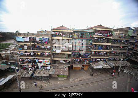 Nairobi, Kenya. 15th août 2022. Les résidents du domaine de Huruma à Nairobi restent à l'intérieur pour éviter les manifestations prévues après l'annonce des résultats du scrutin présidentiel. Le président de la Commission électorale indépendante et de délimitation des circonscriptions électorales (CBEI) a déclaré le vice-président William Ruto vainqueur après une course serrée à la présidence. Crédit : SOPA Images Limited/Alamy Live News Banque D'Images