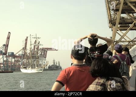 Les familles et les visiteurs ont emmené Au revoir à KRI Dewaruci (Dewa Ruci), un grand navire indonésien, comme goélette de type barquentine qui commence à naviguer après avoir été ouvert au public au port de Kolinlamil (port de la Marine) à Tanjung Priok, dans le nord de Jakarta, à Jakarta, en Indonésie. Banque D'Images