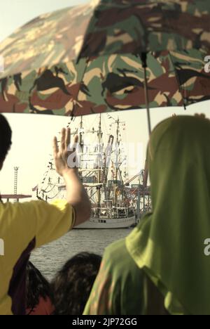 Les familles et les visiteurs ont emmené Au revoir à KRI Dewaruci (Dewa Ruci), un grand navire indonésien, comme goélette de type barquentine qui commence à naviguer après avoir été ouvert au public au port de Kolinlamil (port de la Marine) à Tanjung Priok, dans le nord de Jakarta, à Jakarta, en Indonésie. Banque D'Images