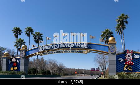 Orlando, Floride, États-Unis - 9 février 2022 : une porte d'entrée de Walt Disney World sur la route à Orlando, Floride, États-Unis. Walt Disney World est un divertissement r Banque D'Images