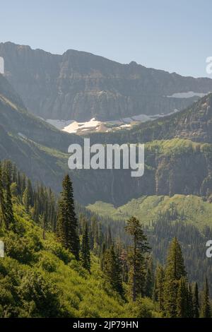 Une vue imprenable le long de la route du soleil dans Glacier National Park dans le Montana pendant une journée ensoleillée d'été. Banque D'Images