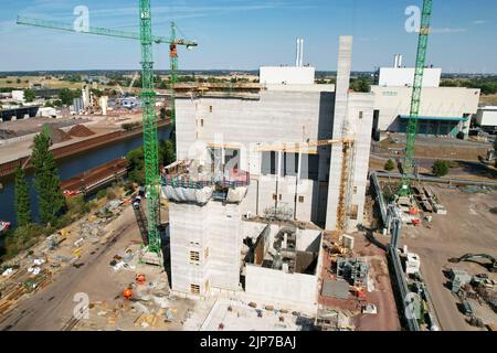 12 août 2022, Saxe-Anhalt, Magdebourg : vue du chantier du nouveau bloc 3 de la MHKW (usine de transformation des déchets en énergie de Rothensee). Environ 10 000 mètres cubes de béton ont déjà été versés. En 2024, le nouveau bloc 3 sera mis en service et 270 000 tonnes supplémentaires de déchets commerciaux et 55 000 tonnes métriques de boues d'épuration pourront être traitées thermiquement. Des dizaines de milliers de ménages et de nombreuses entreprises de Magdebourg peuvent être approvisionnés en électricité et en chauffage urbain. En outre, la nouvelle usine va générer de la vapeur de procédé pour les entreprises industrielles, leur permettant de p Banque D'Images