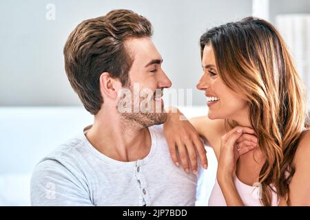 Je suis heureux que j'ai trouvé que toujours l'amour avec vous. Un jeune couple aimant passer une matinée reposante à la maison. Banque D'Images