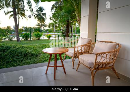 Deux chaises en bambou et rotin pour se détendre au complexe Pax Ana 4 étoiles à Doc Let Beach, ville Nha Trang Street, VN Banque D'Images