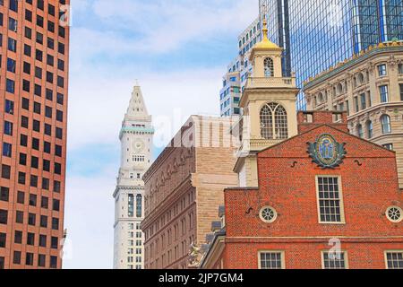 L'ancienne maison d'État de Boston entourée de bâtiments modernes, USA Banque D'Images