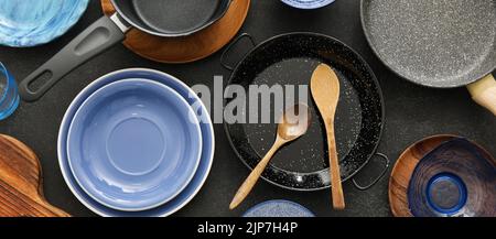 Ensemble d'ustensiles de cuisine et de vaisselle propres sur fond noir, vue de dessus Banque D'Images