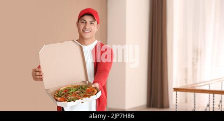 Bannière avec boîte de transport mâle avec pizza savoureuse Banque D'Images