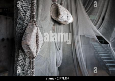 De vieux filets de pêche accrochés sur le fond des murs Banque D'Images