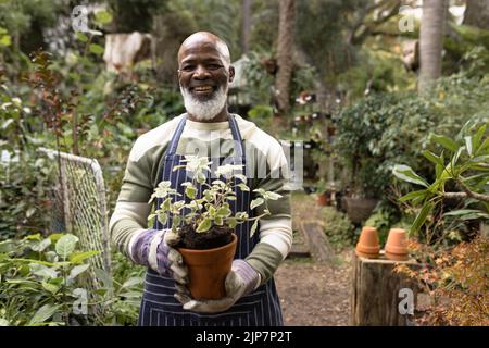 Portrait d'un homme afro-américain senior heureux dans le jardin Banque D'Images