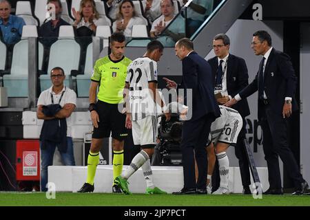 Angel Di Maria de Juventus FC blessé parle à Massimiliano Allegri entraîneur en chef de Juventus FC lors de la série Un match de 2022/23 entre Juventus FC et US Sassuolo au stade Allianz sur 15 août 2022 à Turin, Italie Banque D'Images