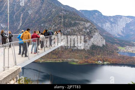 Hallstatt, Autriche - 2 novembre 2019: Touristes sur le balcon pour prendre des photos avec vue sur la montagne et le lac de la mémoire de l'humanité point de vue panoramique pendant Banque D'Images