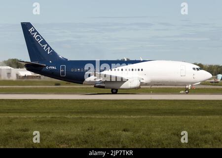 Montréal, Canada. 23rd mai 2022. Un Boeing 737-200 (Adv) du groupe Raglan-Glencore quitte l'aéroport international Pierre Elliott Trudeau de Montréal. La mine raglan est un vaste complexe minier de nickel dans la région du Nunavik, dans le nord du Québec, au Canada. Le Boeing 737-200 Advanced est une version améliorée du -200, introduite en service sur 20 mai 1971. (Photo de Fabrizio Gandolfo/SOPA Images/Sipa USA) crédit: SIPA USA/Alay Live News Banque D'Images