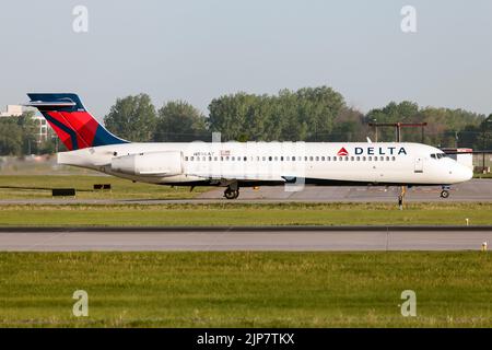 Montréal, Canada. 25th mai 2022. Un Boeing 717 de Delta Air Lines à l'aéroport international Pierre Elliott Trudeau de Montréal. Le Boeing 717 est un avion de ligne à une seule allée produit par Boeing. L'avion de ligne bimoteur a été développé pour le marché des 100 sièges et commercialisé à l'origine par McDonnell Douglas est la troisième génération de la famille DC-9. (Photo de Fabrizio Gandolfo/SOPA Images/Sipa USA) crédit: SIPA USA/Alay Live News Banque D'Images