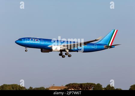 Rome, Italie. 18th juin 2022. Un Airbus 330-200 ITA Airways débarquant à l'aéroport de Rome Fiumicino. Italia Trasporto Aereo S.p.A., sous le nom d'ITA Airways, est entièrement détenue par le Gouvernement italien via le Ministère de l'Economie et des Finances. La compagnie aérienne dessert plus de 41 destinations nationales, européennes et intercontinentales. (Credit image: © Fabrizio Gandolfo/SOPA Images via ZUMA Press Wire) Banque D'Images