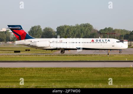 Montréal, Canada. 25th mai 2022. Un Boeing 717 de Delta Air Lines à l'aéroport international Pierre Elliott Trudeau de Montréal. Le Boeing 717 est un avion de ligne à une seule allée produit par Boeing. L'avion de ligne bimoteur a été développé pour le marché des 100 sièges et commercialisé à l'origine par McDonnell Douglas est la troisième génération de la famille DC-9. (Credit image: © Fabrizio Gandolfo/SOPA Images via ZUMA Press Wire) Banque D'Images