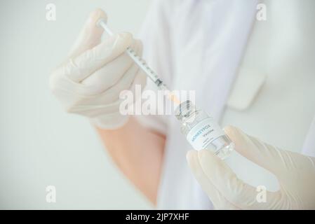 Un médecin ou un scientifique tient un flacon de vaccin contre la varicelle ou le clade. Banque D'Images