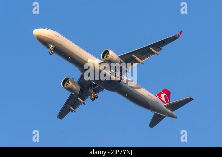 Turkish Airlines VOTRE Airbus A321neo moderne avion de passagers à réaction en vol vu de côté et en dessous à l'approche de l'aéroport pour l'atterrissage Banque D'Images