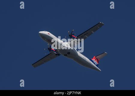 Air Serbia ATR 72 600 avion turbopropulseur régional en vol contre ciel bleu sur le point d'atterrir à l'aéroport Nikola Tesla de Belgrade Banque D'Images