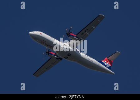 Air Serbia ATR 72 600 avion turbopropulseur régional en vol contre ciel bleu sur le point d'atterrir à l'aéroport Nikola Tesla de Belgrade Banque D'Images