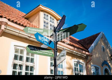 Panneau indiquant différents sites et attractions touristiques à Haapsalu, Estonie. Banque D'Images