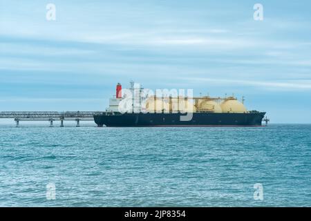 Navire de transport de gaz naturel liquéfié pendant le chargement à un terminal offshore de GNL Banque D'Images